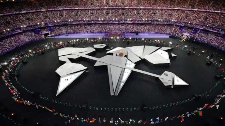 Instalação artistica reproduzindo os continentes no gramado do Stade de France na cerimônia de encerramento das olimpiadas de Paris 2024.