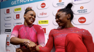 Rebeca Andrade e Simone Biles competem pelo título de atleta mais premiada