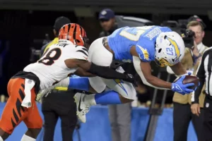 Chargers vencem Bengals em jogo dramático decidido por erros cruciais e estratégia arriscada. Impacto direto na corrida pelos playoffs.