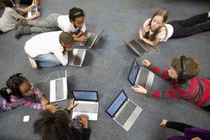 Escola americana usará inteligência artificial para ensino online do 4º ao 8º ano, personalizando aprendizado e oferecendo oficinas práticas.