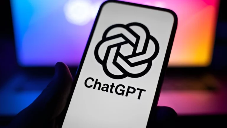 OpenAI lança recurso para acessar ChatGPT por telefone e WhatsApp. Conheça as funcionalidades, limitações e as questões de privacidade envolvidas.