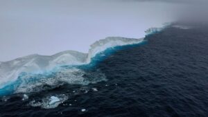 O iceberg A23a retoma sua jornada pelo Oceano Antártico, com cientistas observando seus impactos ambientais e fragmentação.