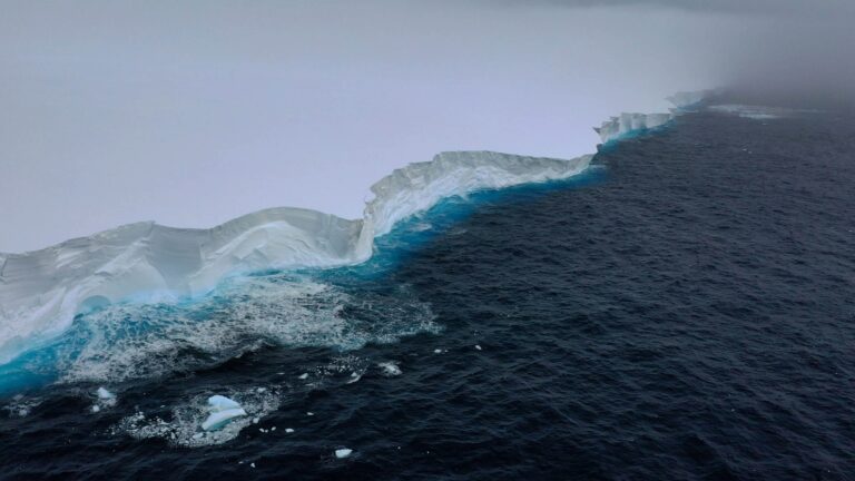 O iceberg A23a retoma sua jornada pelo Oceano Antártico, com cientistas observando seus impactos ambientais e fragmentação.