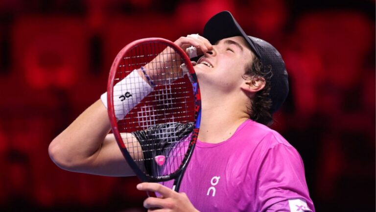 João Fonseca, aos 18 anos, vence o Next Gen ATP Finals e se junta a nomes como Alcaraz e Sinner. Confira a vitória!