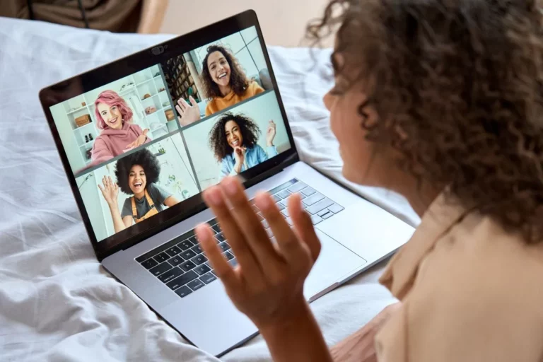 Aprenda a conduzir reuniões no Zoom com dicas sobre preparação, interação e uso eficaz de ferramentas. Torne sua comunicação online mais eficiente.